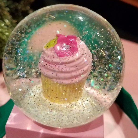 Snow Globe set;Inspired by Laduree`, the French Luxury Confectionery. - Picture 7 of 10